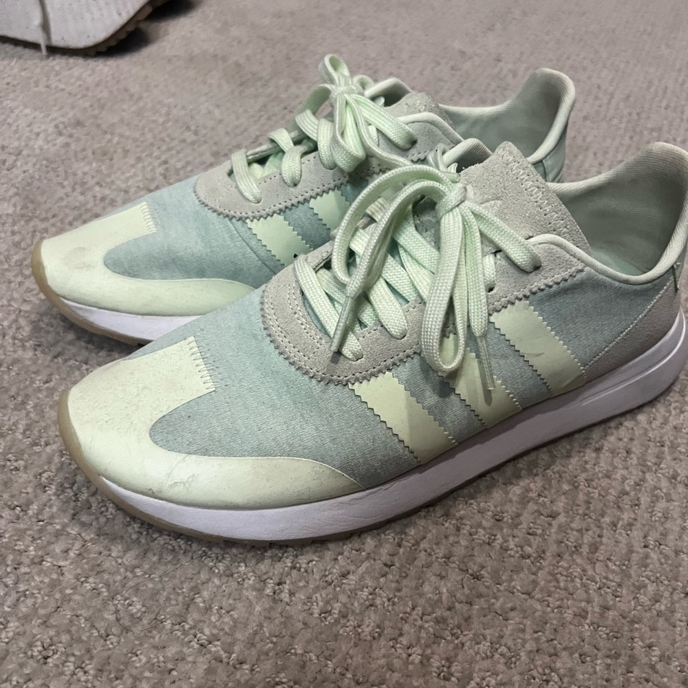 Women’s adidas sneaker size 10